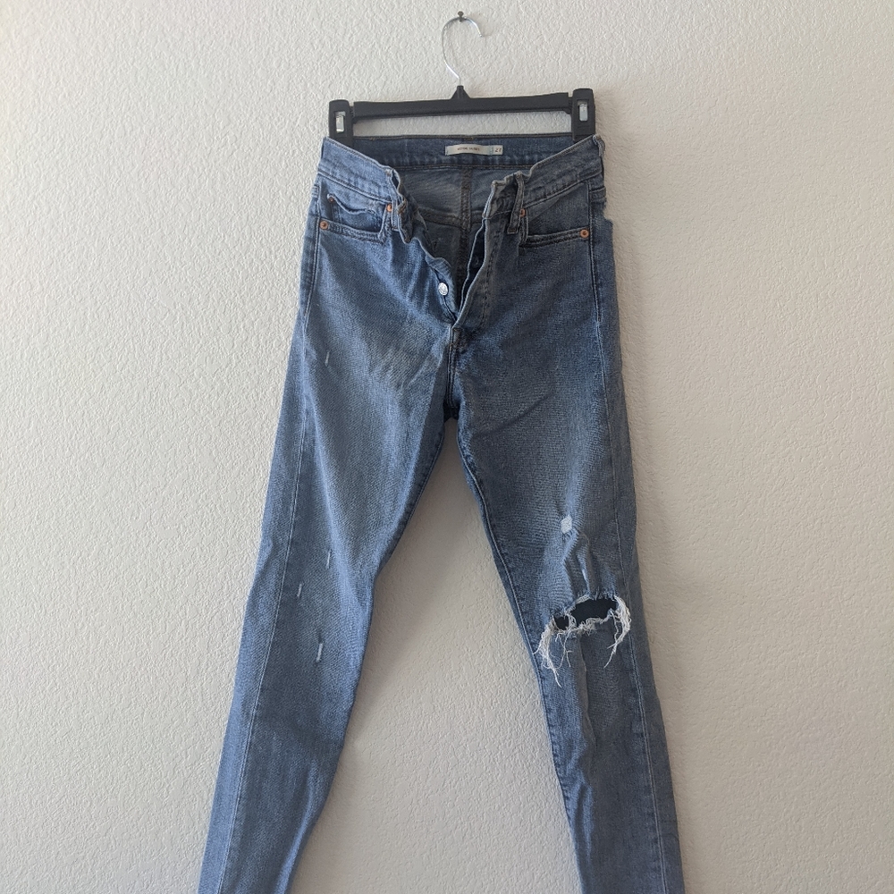 Levi Wedgie High Waisted, distressed jeans